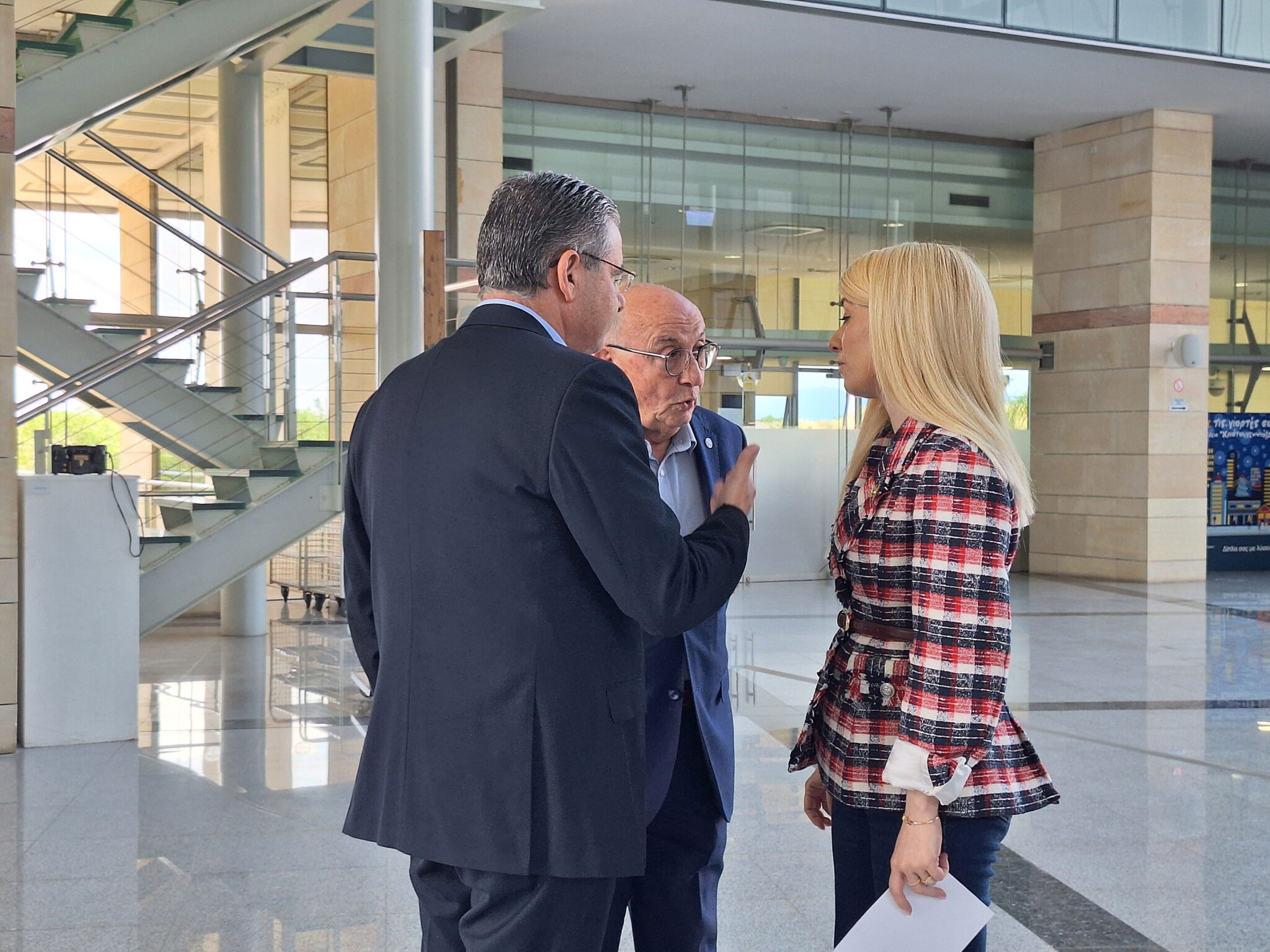 Είδε συντεχνίες και ΔΣ ΑΗΚ η Αννίτα: «Θα λειτουργήσουμε ενισχυτικά σε ό,τι συμβάλλει στο να φθηνίσει το ρεύμα»