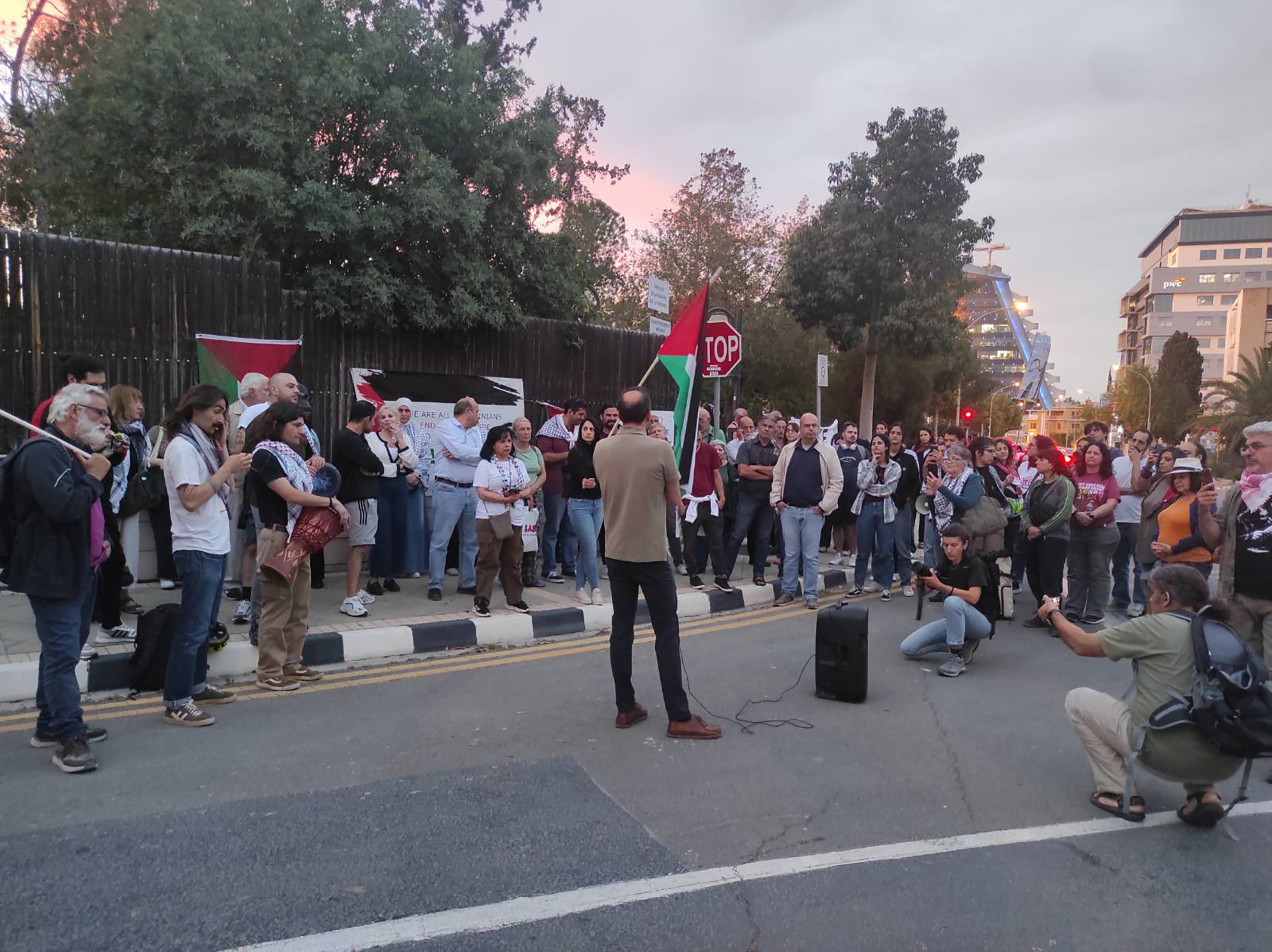 Διαμαρτυρία με πανό και συνθήματα έξω από το Προεδρικό μετά το ισραηλινό ρεσάλτο στον στολίσκο για Γάζα