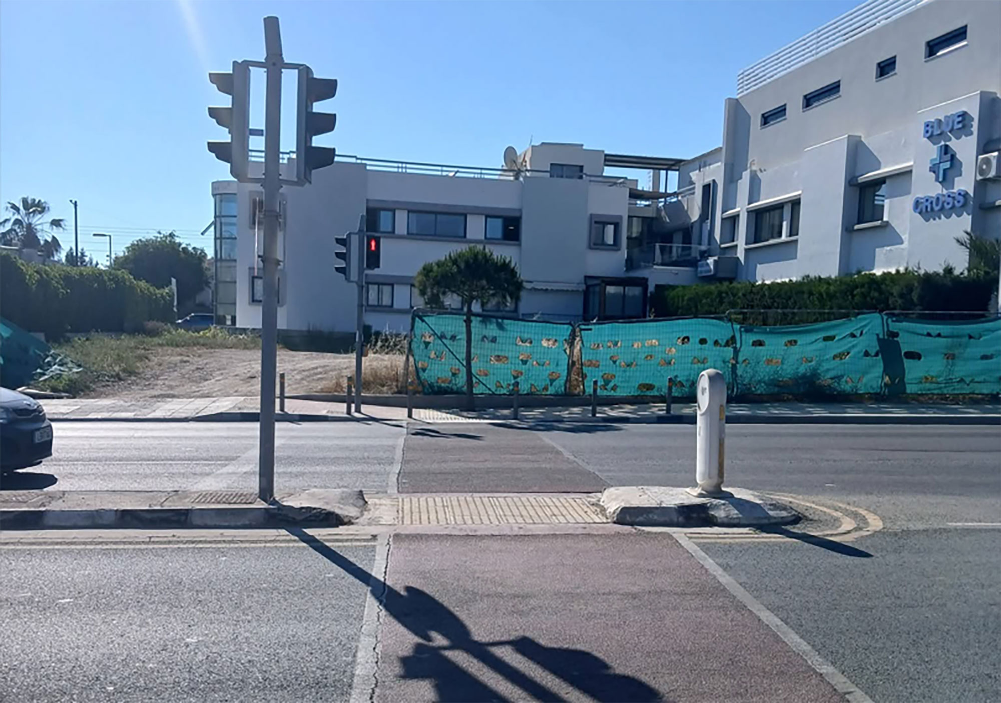 Κολλημένη στο «κόκκινο» διάβαση πεζών σε πολυσύχναστο δρόμο