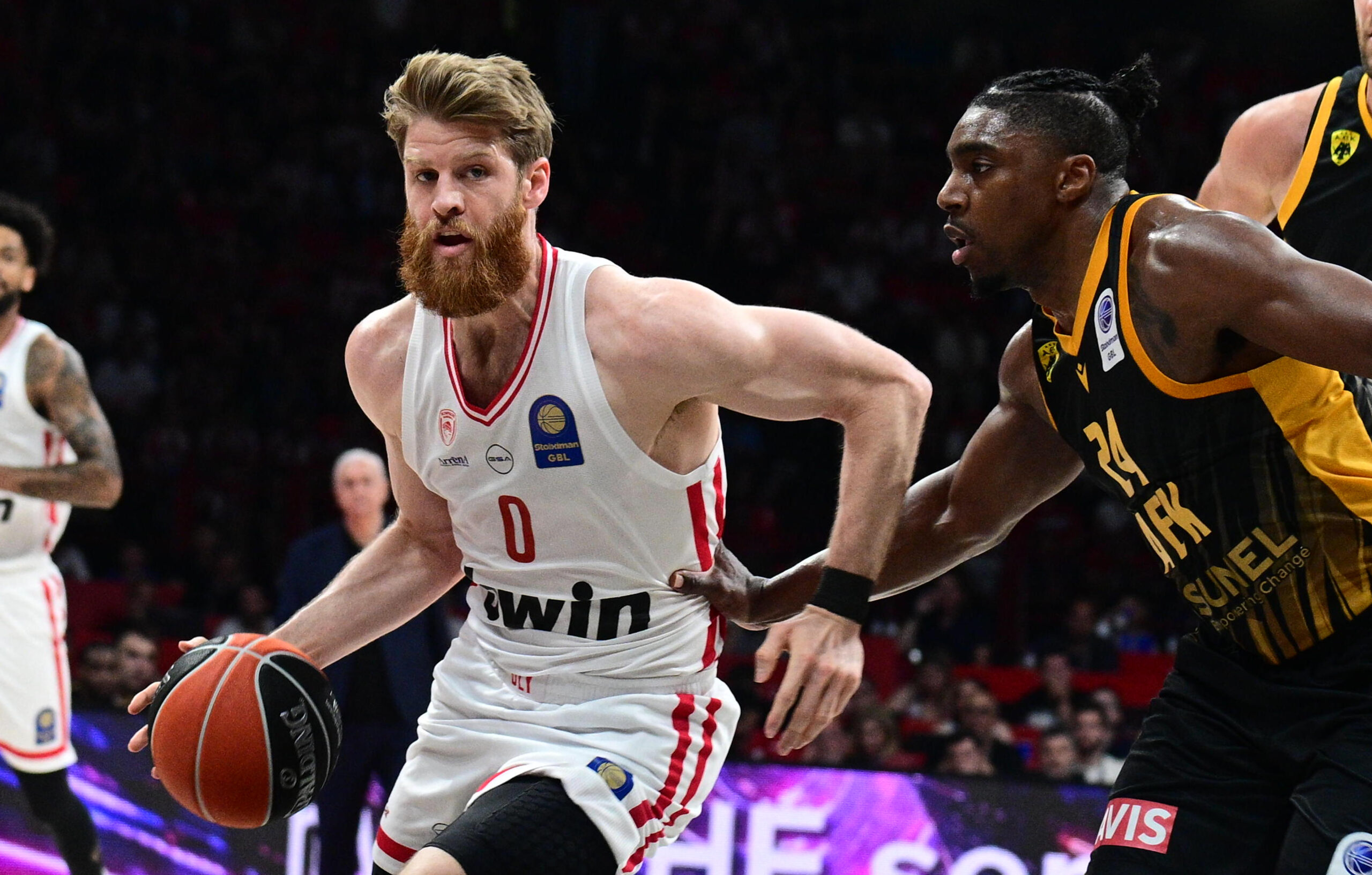 Με φόρα από τη Euroleague, ο Ολυμπιακός παρέσυρε την ΑΕΚ έκανε το πρώτο βήμα για τους τελικούς στο γιορτινό ΣΕΦ