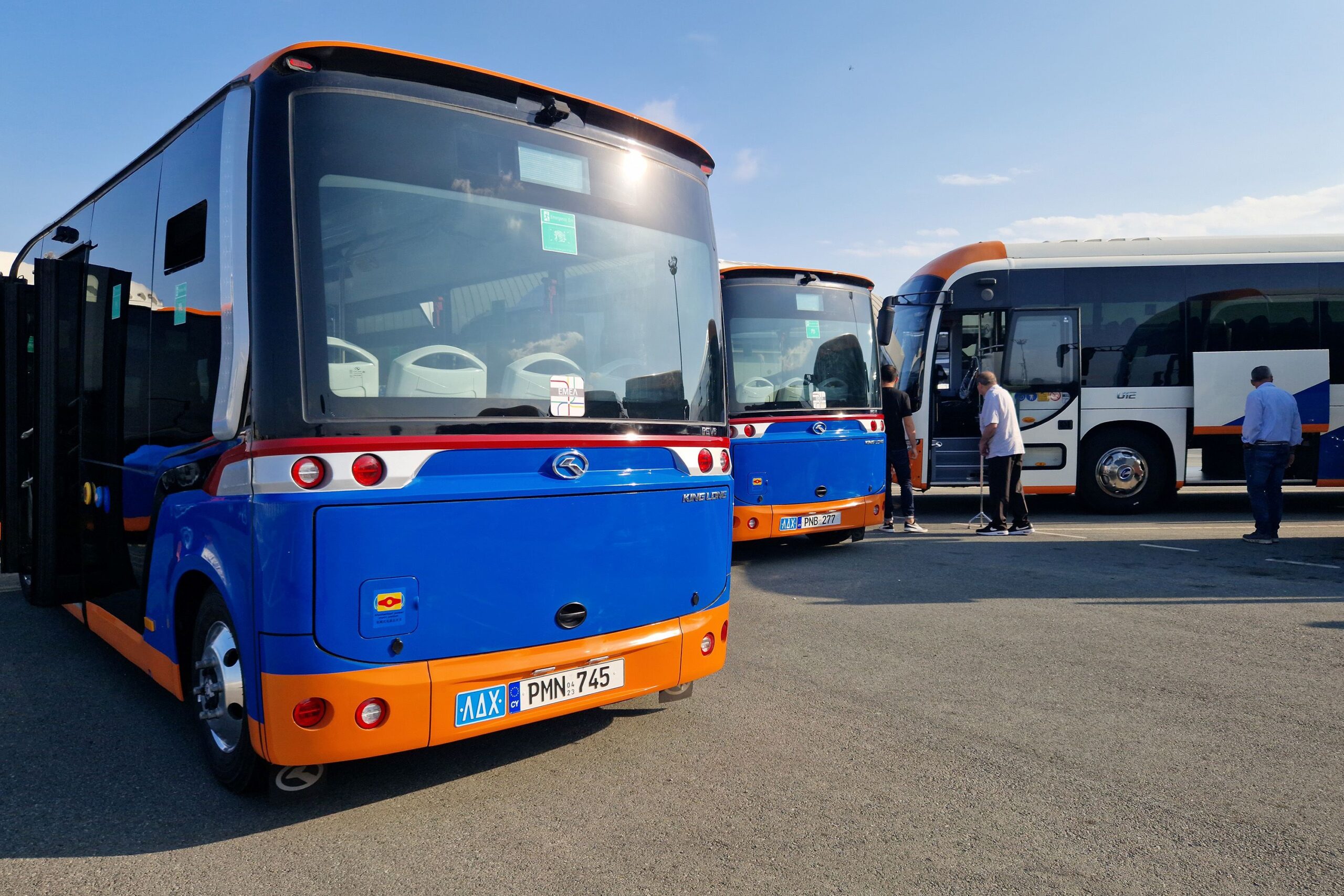 &Pi;&alpha;&nu;&iota;&kappa;ό&sigmaf; &sigma;&epsilon; &lambda;&epsilon;&omega;&phi;&omicron;&rho;&epsilon;ί&omicron; &mu;&epsilon; &mu;&alpha;&theta;&eta;&tau;έ&sigmaf; &Delta;&eta;&mu;&omicron;&tau;&iota;&kappa;&omicron;ύ: Έ&sigma;&pi;&alpha;&sigma;&alpha;&nu; &mu;&epsilon; &sigma;&phi;&upsilon;&rho;&iota;ά &tau;&alpha; &kappa;&alpha;&theta;ί&sigma;&mu;&alpha;&tau;&alpha; &kappa;&alpha;&iota; έ&beta;&rho;&iota;&sigma;&alpha;&nu; &tau;&omicron;&nu; &omicron;&delta;&eta;&gamma;ό