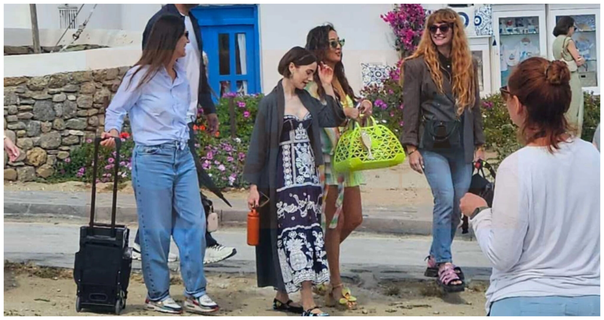Λίλι Κόλινς: Στη Μύκονο για γυρίσματα του “Emily in Paris” – Οι φωτογραφίες που κυκλοφόρησαν