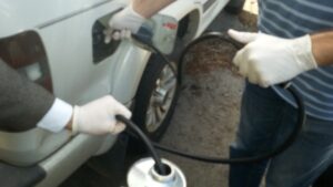 ΦΩΤΟ: Τους «τσάκωσαν» μέσα στο λιμάνι Λεμεσού με χρωματισμένο πετρέλαιο στα ντεπόζιτα τους