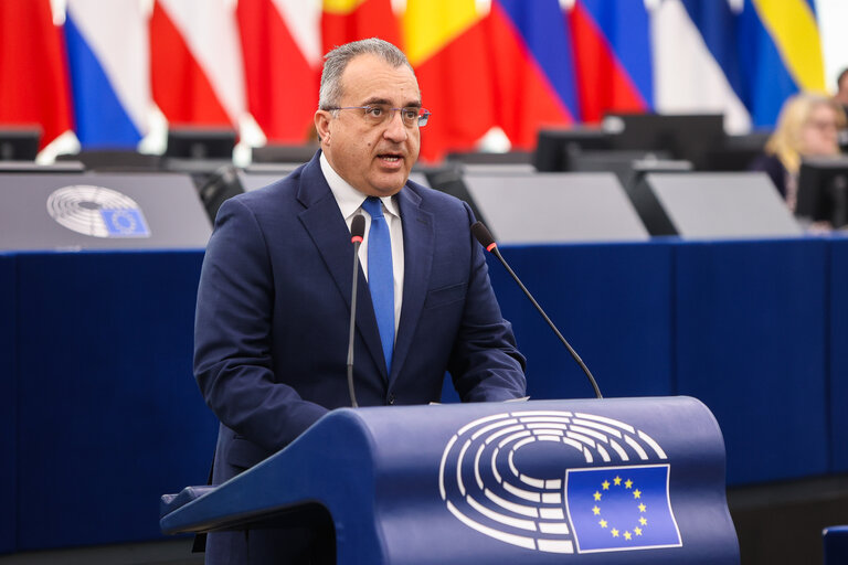 &Delta;έ&kappa;&alpha; &epsilon;&rho;&omega;&tau;ή&sigma;&epsilon;&iota;&sigmaf; &gamma;&iota;&alpha; &tau;&eta;&nu; &Kappa;&Alpha;&Pi;: &Omicron; &Epsilon;&upsilon;&rho;&omega;&beta;&omicron;&upsilon;&lambda;&epsilon;&upsilon;&tau;ή&sigmaf; &Mu;&iota;&chi;ά&lambda;&eta;&sigmaf; &Chi;&alpha;&tau;&zeta;&eta;&pi;&alpha;&nu;&tau;έ&lambda;&alpha; &alpha;&pi;&alpha;&nu;&tau;ά (&Beta;&Iota;&Nu;&Tau;&Epsilon;&Omicron;)