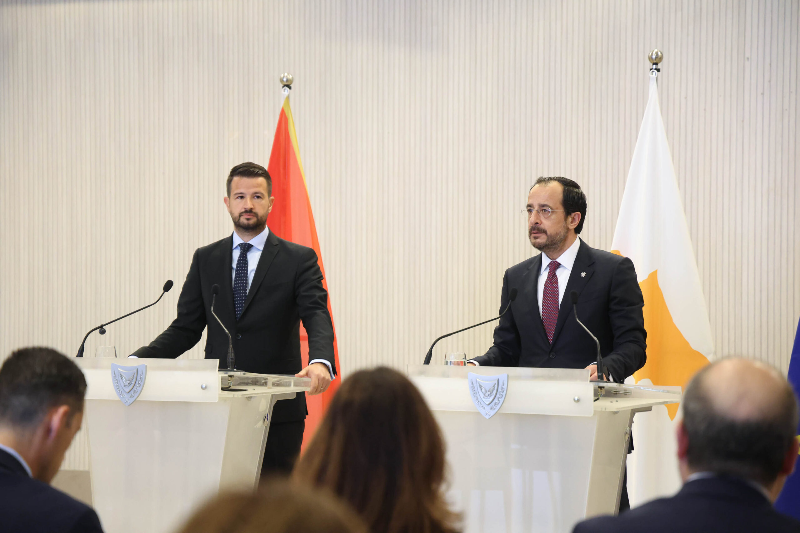 &laquo;&Phi;ί&lambda;&omicron;&iota; &gamma;&iota;&alpha; &pi;ά&nu;&tau;&alpha;&raquo;: &Sigma;&tau;&alpha; &epsilon;&lambda;&lambda;&eta;&nu;&iota;&kappa;ά &tau;&omicron; &mu;ή&nu;&upsilon;&mu;&alpha; &Mu;&iota;&lambda;ά&tau;&omicron;&beta;&iota;&tau;&sigmaf; &pi;&rho;&omicron;&sigmaf; &Chi;&rho;&iota;&sigma;&tau;&omicron;&delta;&omicron;&upsilon;&lambda;ί&delta;&eta; &gamma;&iota;&alpha; &tau;&iota;&sigmaf; &sigma;&chi;έ&sigma;&epsilon;&iota;&sigmaf; &Kappa;ύ&pi;&rho;&omicron;&upsilon;-&Mu;&alpha;&upsilon;&rho;&omicron;&beta;&omicron;&upsilon;&nu;ί&omicron;&upsilon;