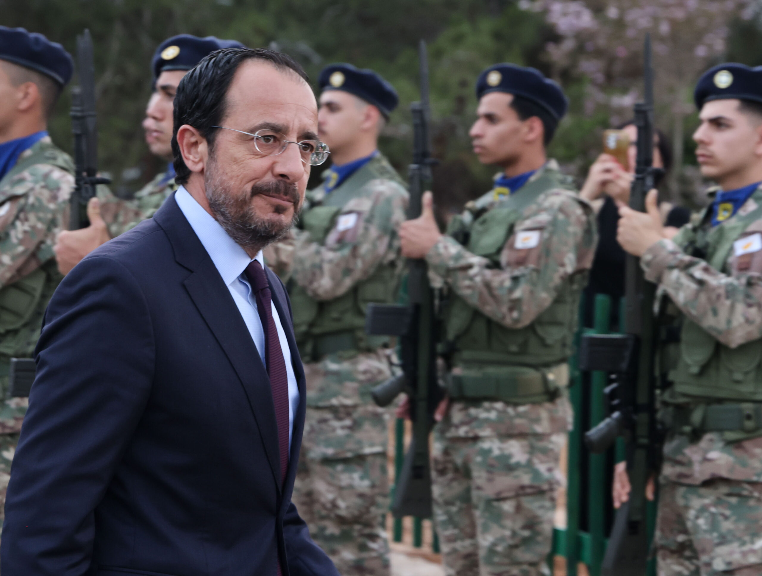 &Pi;&tau;&Delta;: &Omicron; &Epsilon;&lambda;&lambda;&eta;&nu;&iota;&sigma;&mu;ό&sigmaf; &tau;&iota;&mu;ά &tau;&iota;&sigmaf; &theta;&upsilon;&sigma;ί&epsilon;&sigmaf; &tau;&omicron;&upsilon;, &alpha;&gamma;&omega;&nu;ί&zeta;&epsilon;&tau;&alpha;&iota; &gamma;&iota;&alpha; &epsilon;&lambda;&epsilon;&upsilon;&theta;&epsilon;&rho;ί&alpha; &kappa;&alpha;&iota; &alpha;&xi;&iota;&omicron;&pi;&rho;έ&pi;&epsilon;&iota;&alpha;