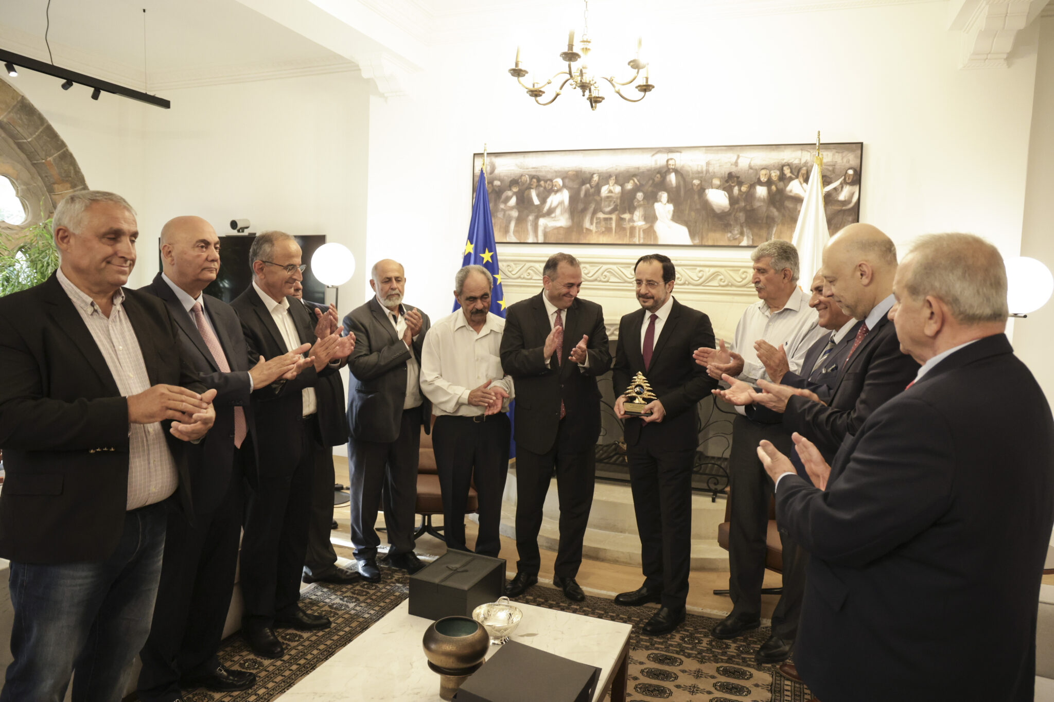 Είδαν ΠτΔ οι Μαρωνίτες και του έδωσαν δώρο ένα χρυσό κέδρο: «Η κοινότητα νιώθει τον Πρόεδρο δίπλα της»