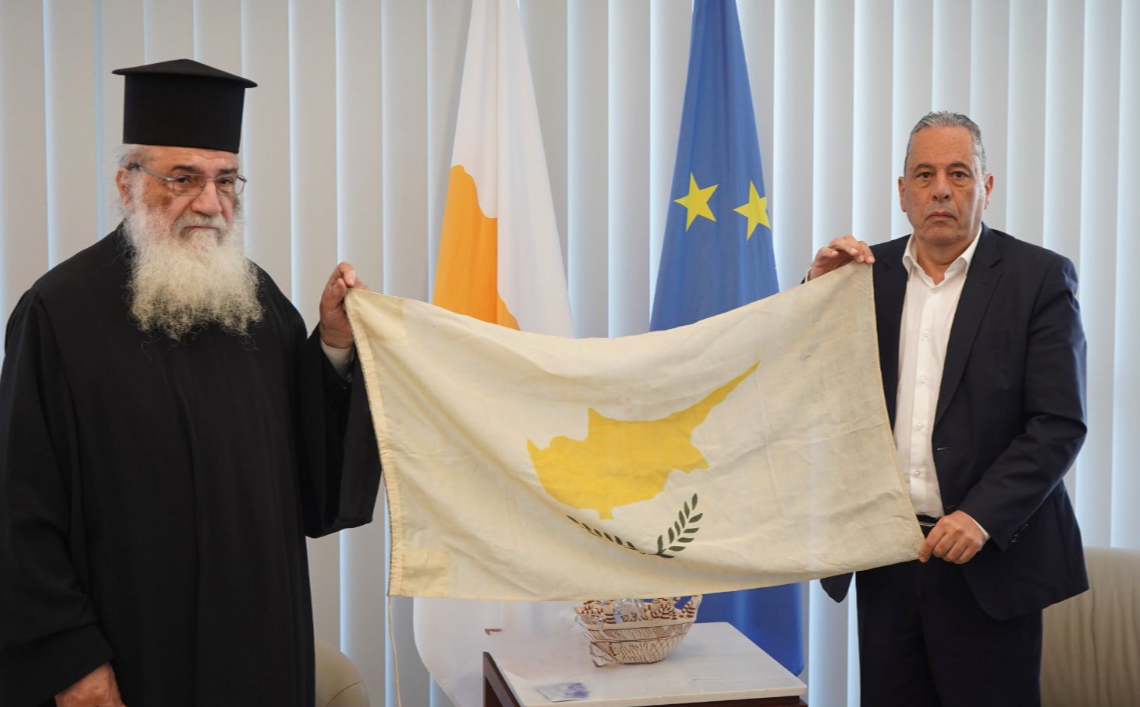 ΦΩΤΟ: Στο Υπουργείο Άμυνας κυπριακή σημαία από το αεροδρόμιο Λευκωσίας