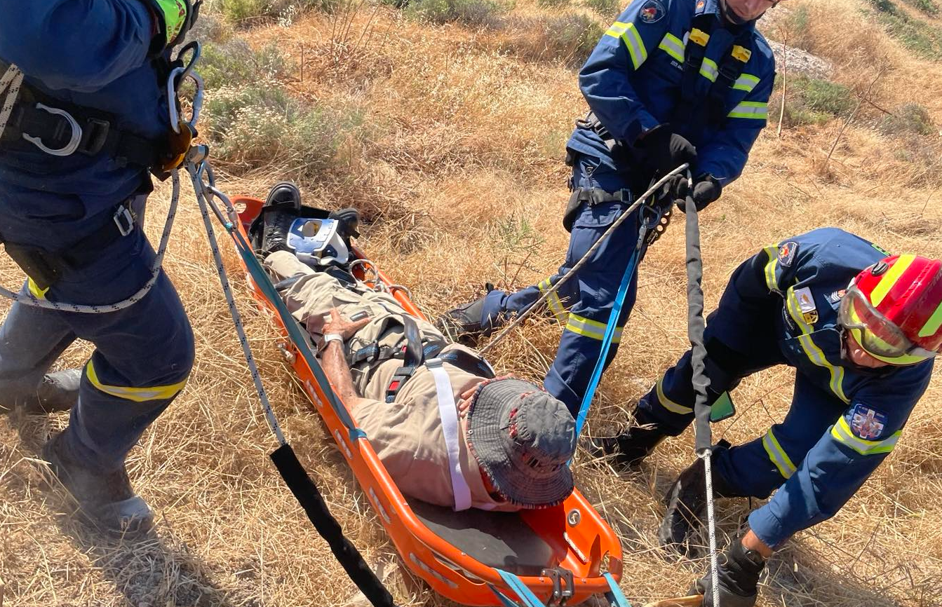 ΦΩΤΟ: Διασώση τραυματία από χαράδρα στα Λύμπια, μεταφέρθηκε στο νοσοκομείο
