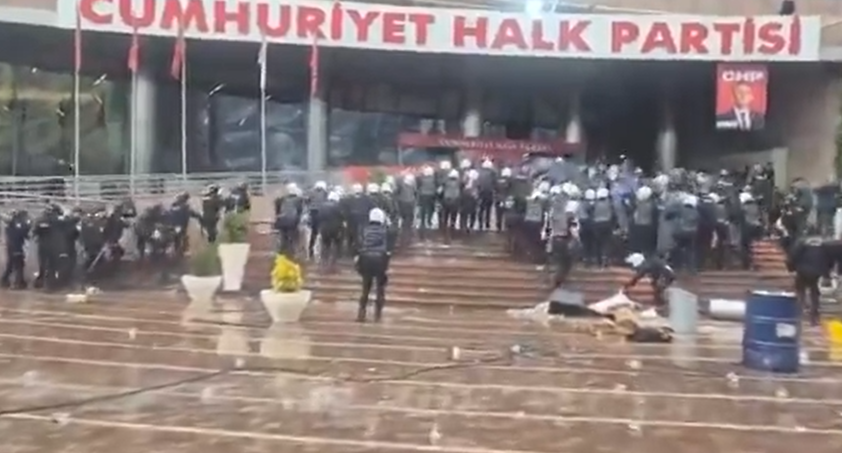 Χάος στα γραφεία του CHP στην Άγκυρα: Εισέβαλε η αστυνομία για να εκδιώξει τους καθαιρεθέντες ηγέτες (ΒΙΝΤΕΟ)