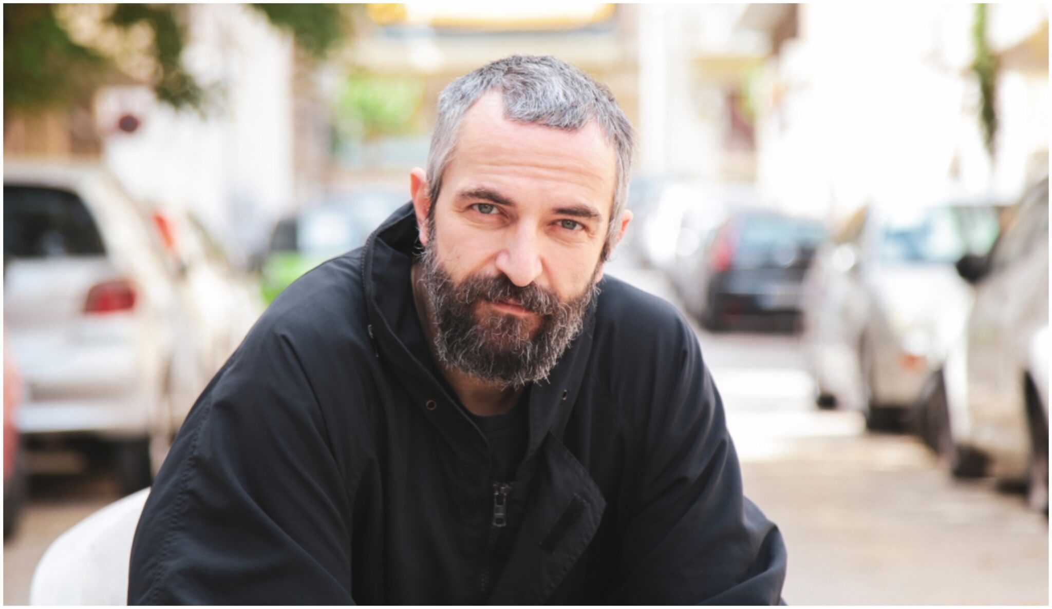 Αγνώριστος ο Άρης Σερβετάλης: Με μακρύ μούσι και ράσα παπά – Δείτε το πρώτο στιγμιότυπο