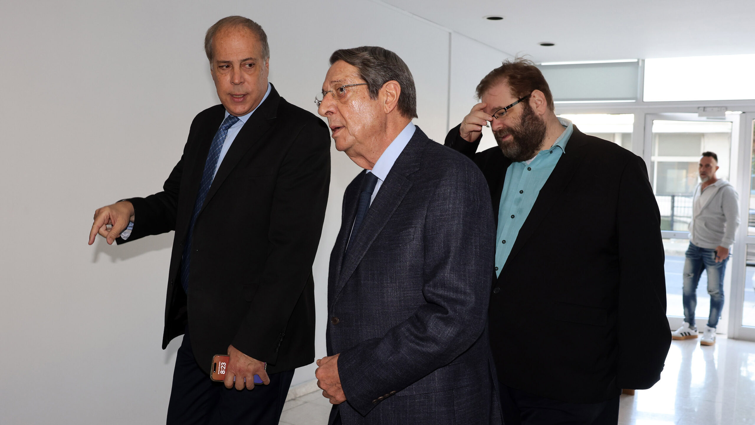 &laquo;&Omicron; &lambda;&alpha;ό&sigmaf; &nu;&alpha; &phi;&tau;ά&sigma;&epsilon;&iota; &sigma;&tau;&eta;&nu; &kappa;ά&lambda;&pi;&eta; &pi;&lambda;&eta;&rho;&omicron;&phi;&omicron;&rho;&eta;&mu;έ&nu;&omicron;&sigmaf;&raquo;: &Alpha;&nu;&tau;&iota;&delta;&rho;ά&sigma;&epsilon;&iota;&sigmaf; &gamma;&iota;&alpha; &tau;&eta;&nu; &alpha;&pi;ό&phi;&alpha;&sigma;&eta; &tau;&eta;&sigmaf; &Alpha;&rho;&chi;ή&sigmaf; &gamma;&iota;&alpha; &tau;&omicron; &laquo;&Kappa;&rho;ά&tau;&omicron;&sigmaf; &Mu;&alpha;&phi;ί&alpha;&raquo;