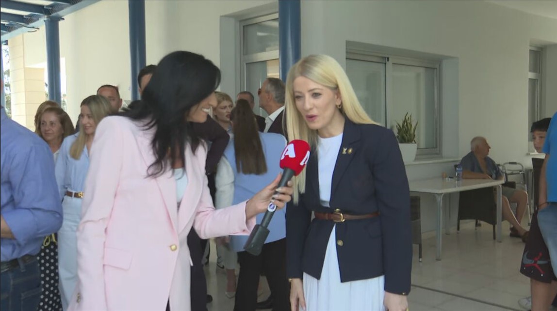 Το «καλημέρα» της Αννίτας στον Alpha: Ψήφισε στους Τρούλλους, περιτριγυρισμένη από συγγενείς και φίλους