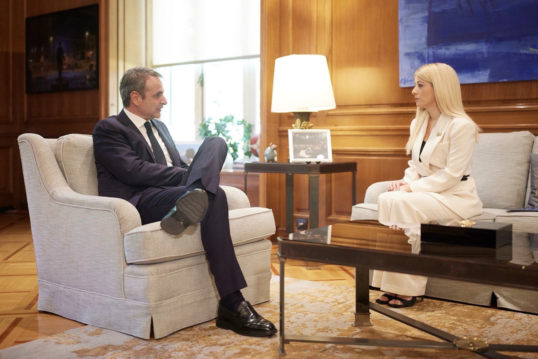 «Μου λέει, Αννίτα, θέλουμε κι εμείς»: Τι είπε η Πρόεδρος του ΔΗΣΥ με τον Έλληνα Πρωθυπουργό