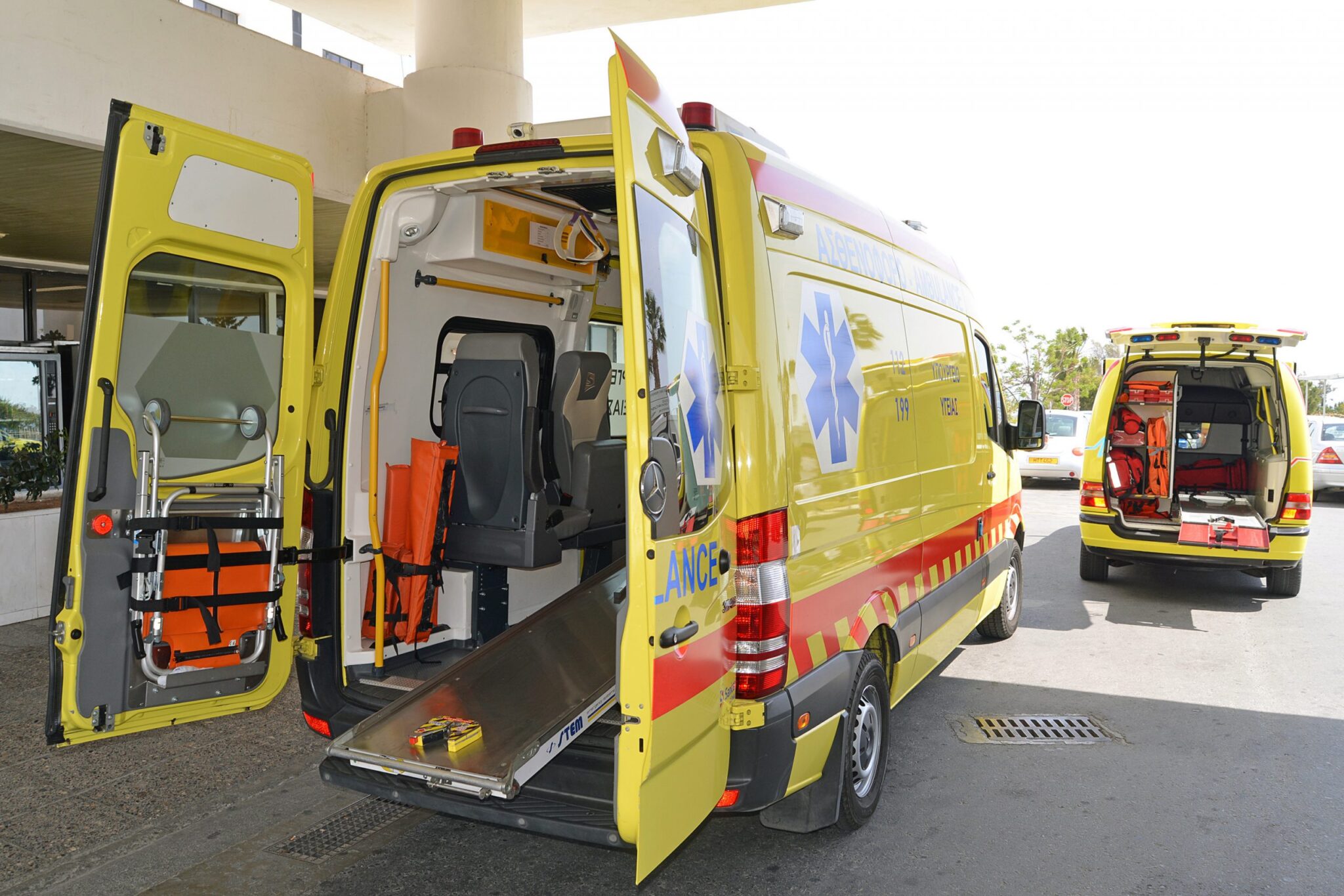 Έβαλαν φωτιά σε τέσσερα ασθενοφόρα έξω από ιδιωτική κλινική, προκλήθηκαν εκτεταμένες ζημιές