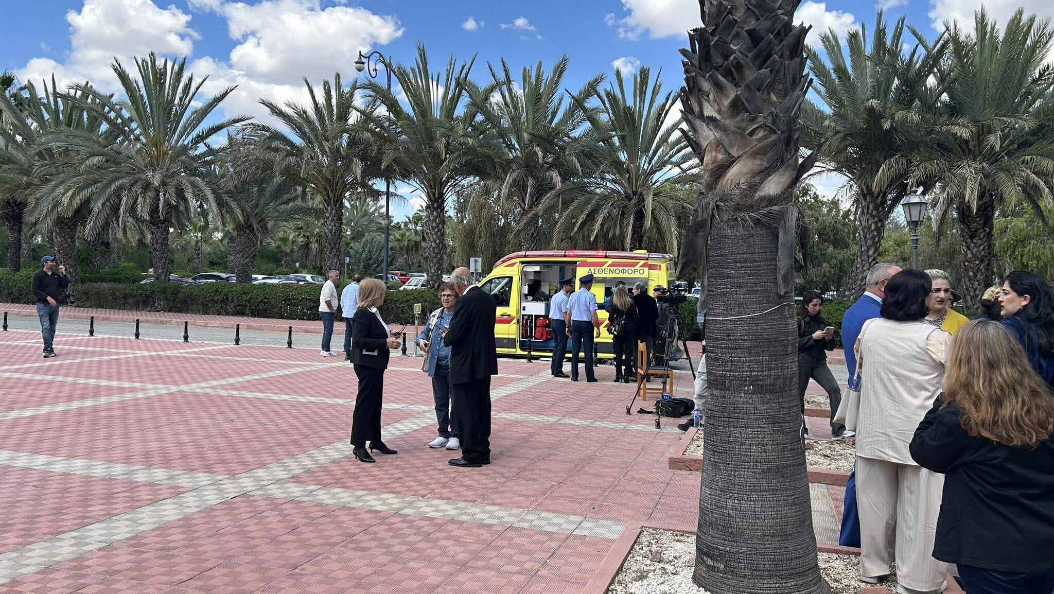 Από τούρτα… μέχρι ασθενοφόρο: Με παρατράγουδα η υποβολή υποψηφιοτήτων στη Λευκωσία