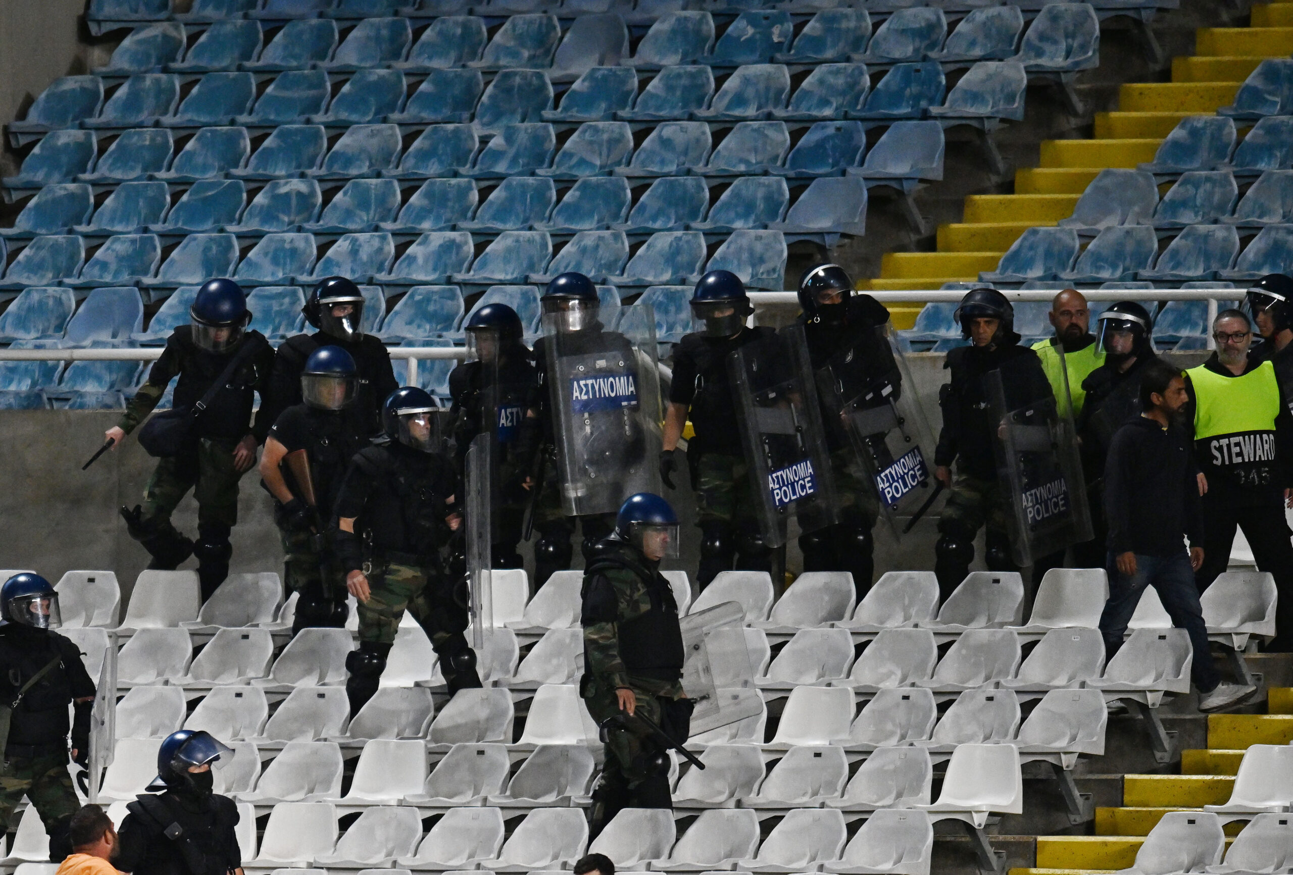 Επεισοδιακές συλλήψεις στον τελικό Κυπέλλου: Επιτέθηκε σε επιτηρητή, του έριξε αναμμένη φωτοβολίδα
