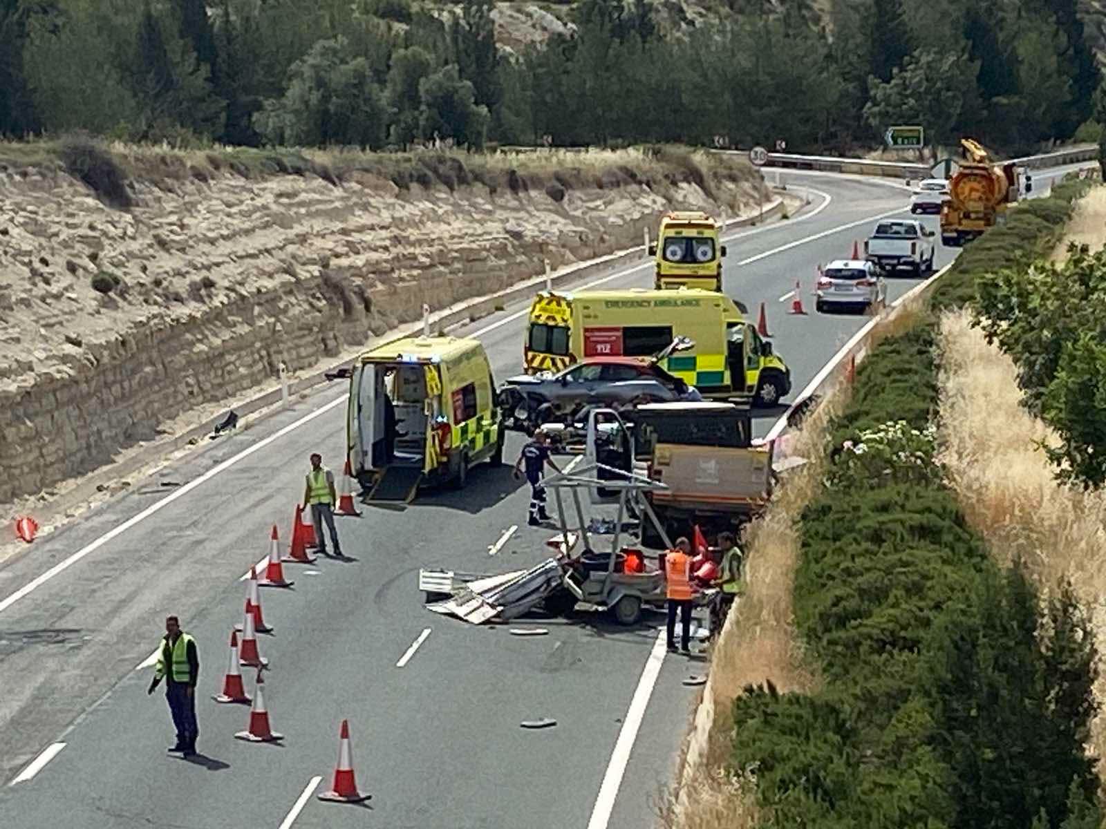 ΦΩΤΟ: Μάχη για ζωή δίνει ο νεαρός εργάτης που παρασύρθηκε από όχημα στον αυτοκινητόδρομο Πάφου-Λεμεσού
