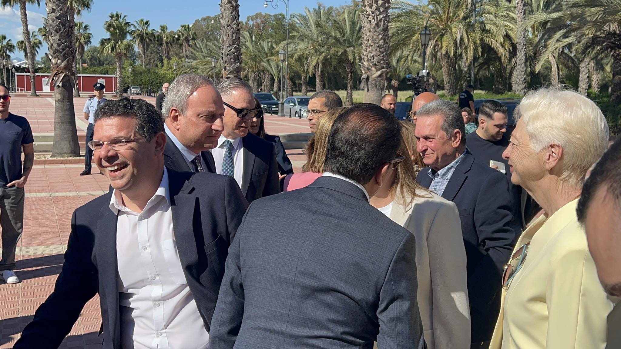 ΒΙΝΤΕΟ: Χειραψίες, φιλιά, αγκαλιές και «καλές επιτυχίες» μεταξύ υποψηφίων ΑΚΕΛ-ΔΗΚΟ