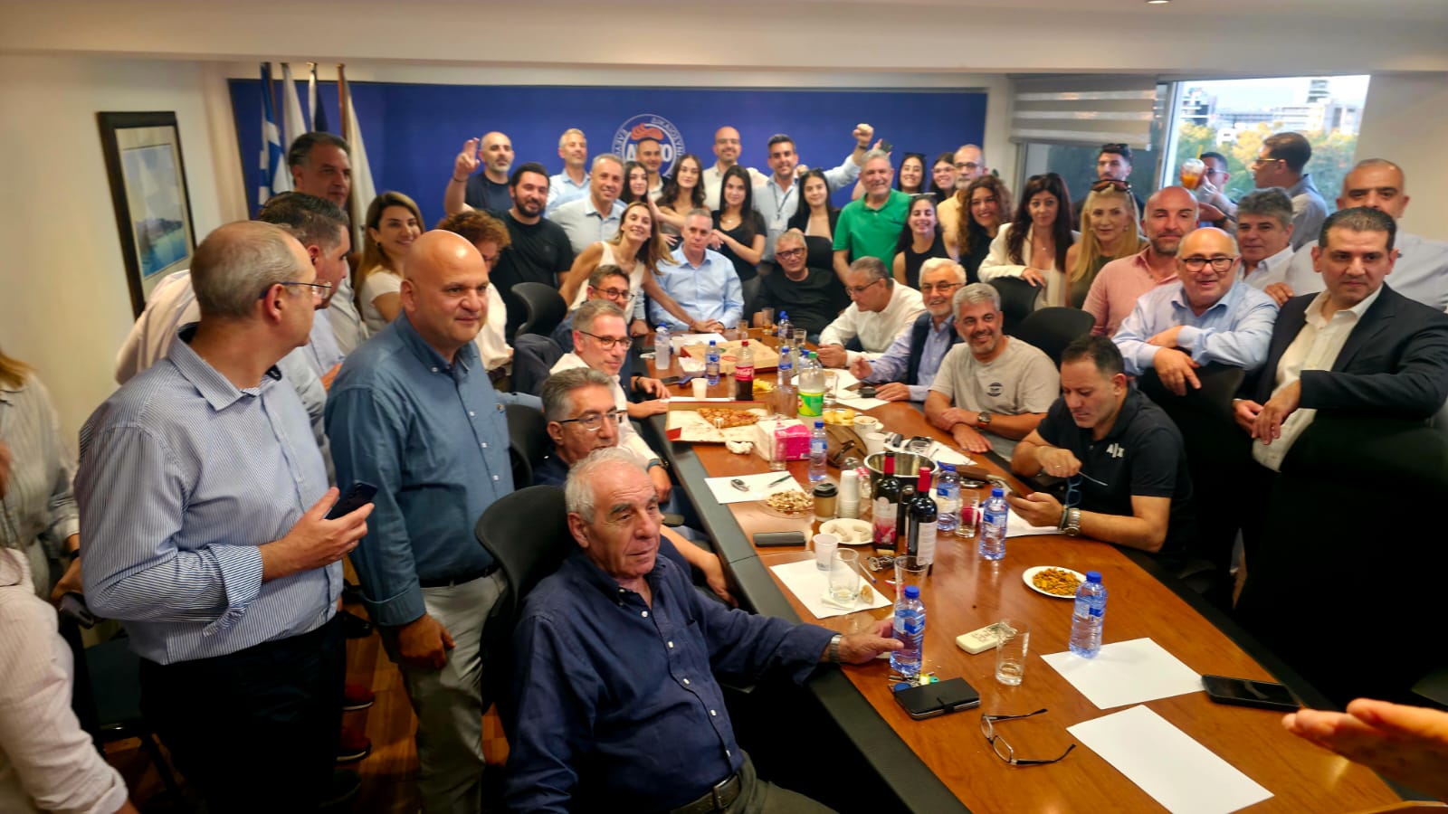 ΦΩΤΟ: Με χαμόγελα και πανηγυρισμούς είδαν τα exit polls στο ΔΗΚΟ