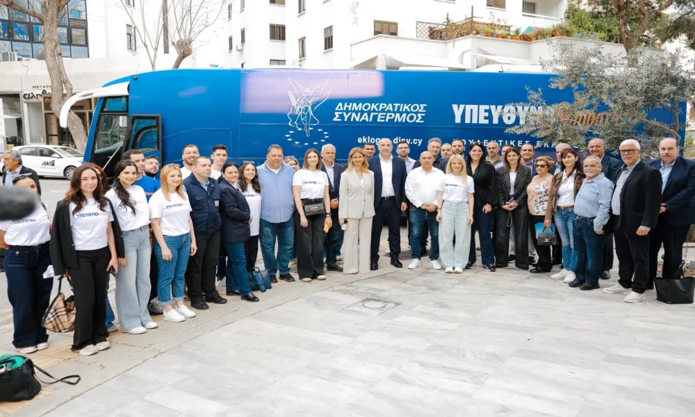 &Mu;&epsilon; &lambda;&epsilon;&omega;&phi;&omicron;&rho;&epsilon;ί&omicron; &sigma;&epsilon; ό&lambda;&eta; &tau;&eta;&nu; &Kappa;ύ&pi;&rho;&omicron; &omicron; &Delta;&Eta;&Sigma;&Upsilon; &mu;&epsilon; &laquo;&mu;&eta;&nu;ύ&mu;&alpha;&tau;&alpha; &nu;ί&kappa;&eta;&sigmaf;&raquo;