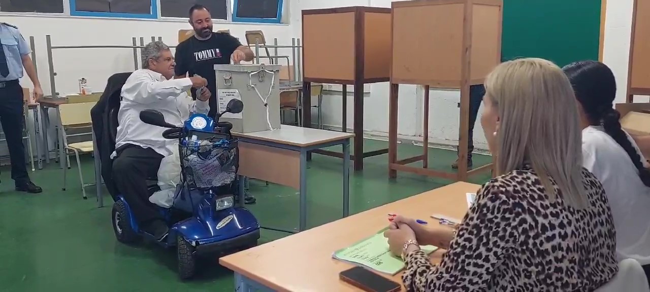 ΒΙΝΤΕΟ: Με κεράσματα και παράπονο στην κάλπη ο Αντρέας Ευστρατίου