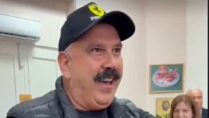 ΒΙΝΤΕΟ: Με τσιαττιστό υπέβαλε υποψηφιότητα ο Φώτης κι έστειλε μήνυμα σ’ όσους «περιπαίζουσιν»