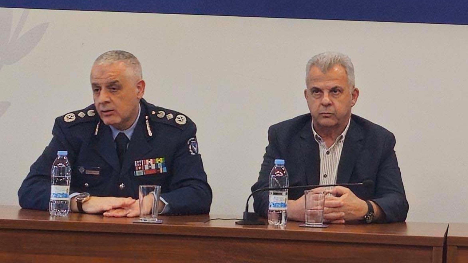 Στα «μαχαίρια» Φυτιρής-Αρναούτης: Πώς το ωράριο αστυνομικών οδήγησε στη σύγκρουση Υπουργού και Αρχηγού