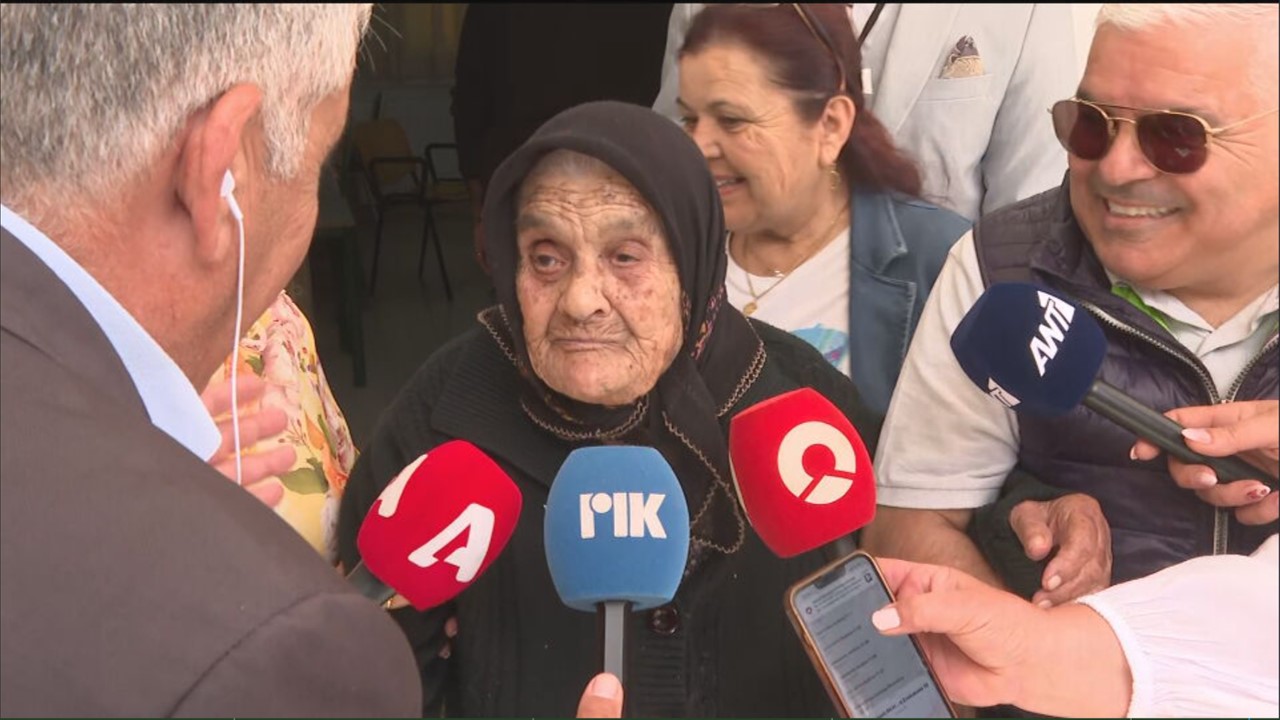 «Ψήφισα πολλές φορές»: Οι δηλώσεις και το τραγούδι της κυρίας Αργυρής, ετών 105