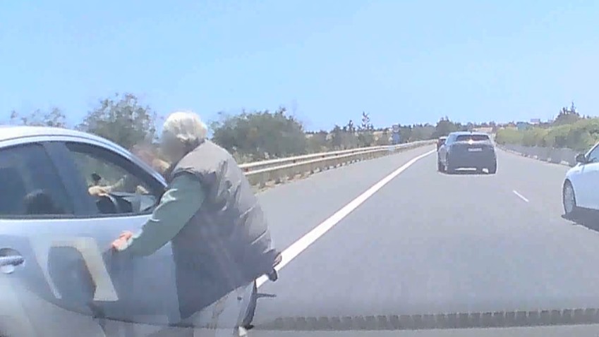 Σοκαριστικό βίντεο στο highway: Η στιγμή που οδηγός εγκαταλείπει σκηνή τροχαίου, παρασύρει άνδρα και γκαζώνει