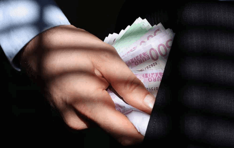 Ξάφρισε €800.000 από την εταιρεία στην οποία ήταν μέτοχος