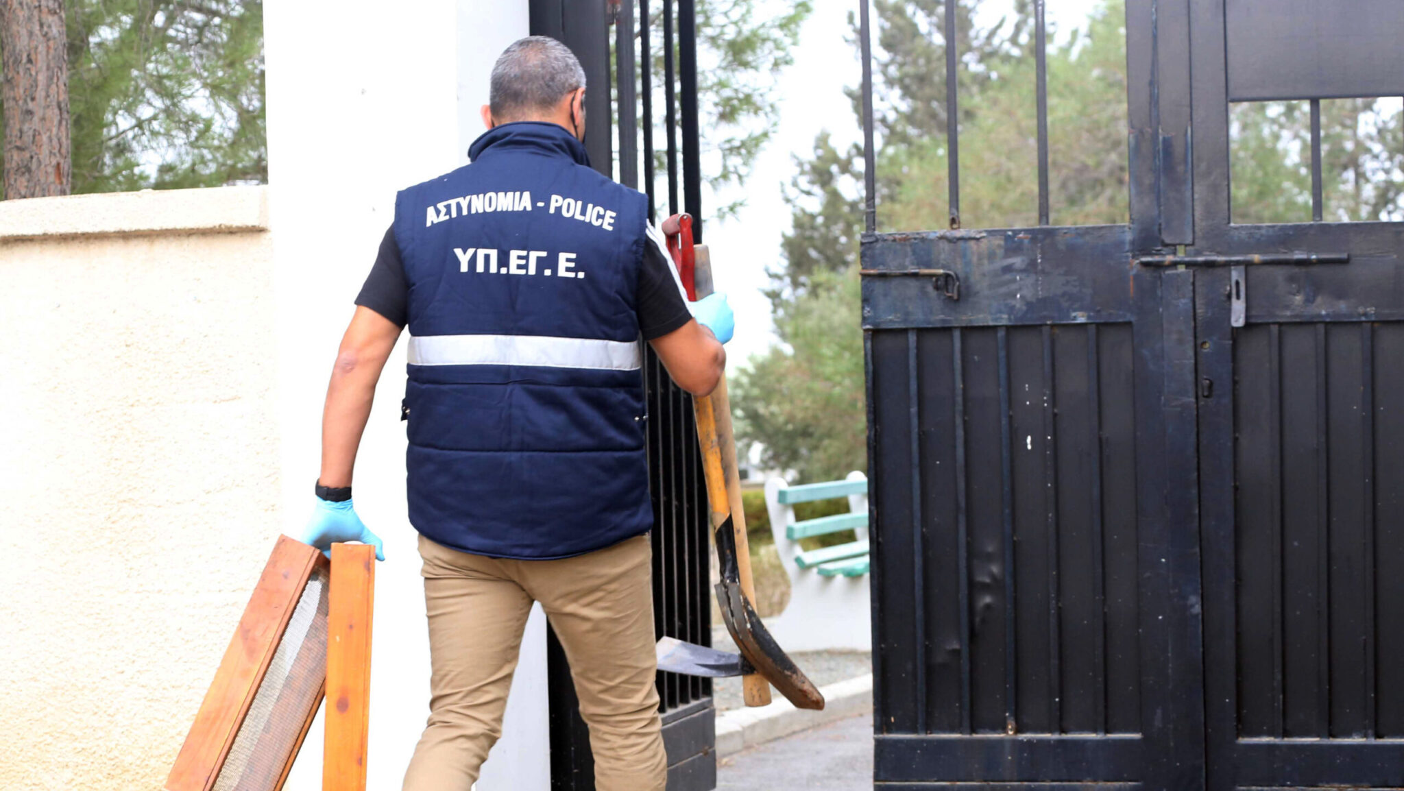 Τρείς Ελιές: Αναμένουν εκθέσεις ανθρωπολόγου και αρχαιολόγου οι Αρχές για τα οστά έξω από το κοιμητήριο