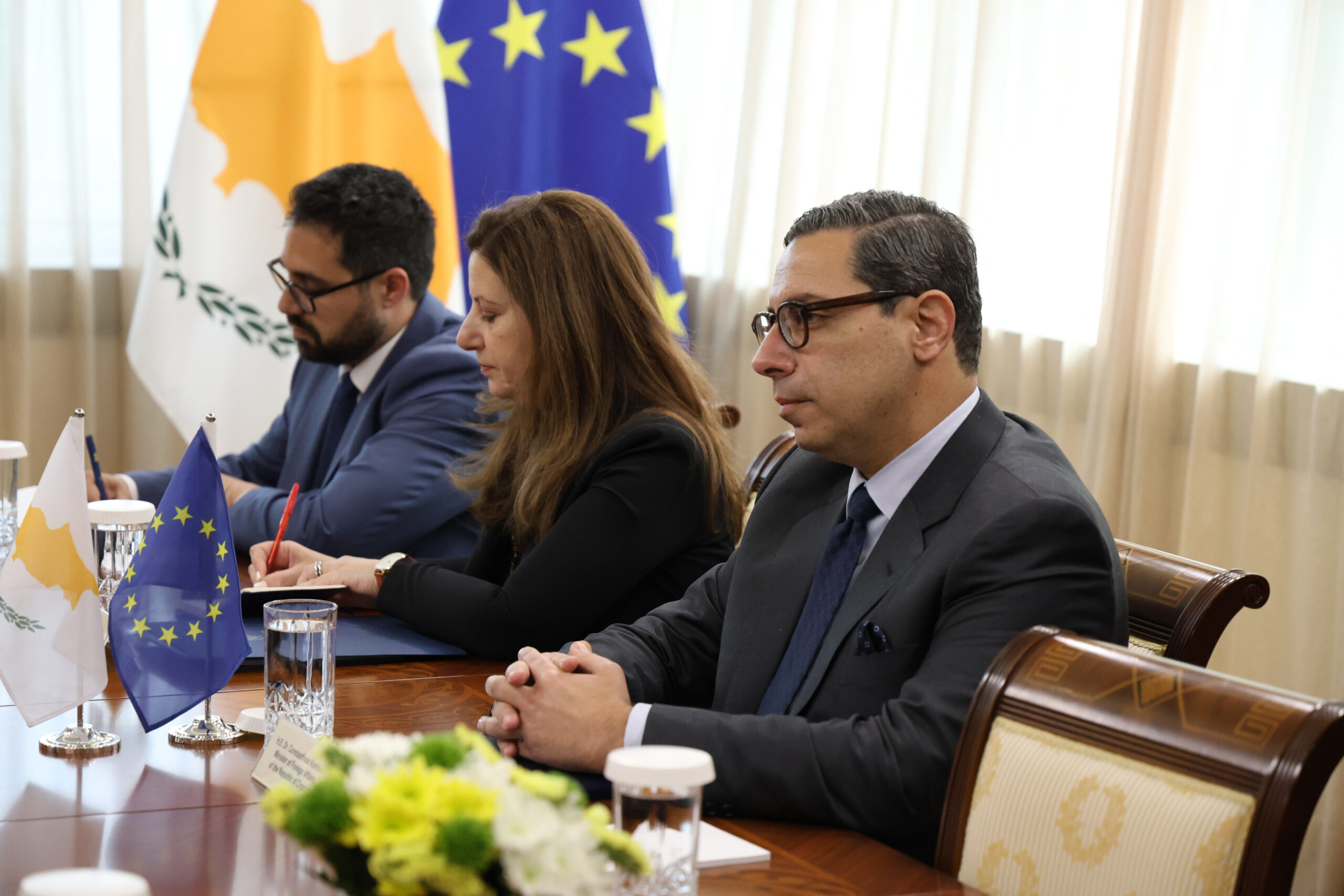 &laquo;&Pi;&omicron;&lambda;ύ &sigma;&omicron;&beta;&alpha;&rho;έ&sigmaf; &epsilon;&xi;&epsilon;&lambda;ί&xi;&epsilon;&iota;&sigmaf;&raquo; &sigma;&tau;&omicron; &Kappa;&upsilon;&pi;&rho;&iota;&alpha;&kappa;ό &delta;&iota;&alpha;&beta;&lambda;έ&pi;&epsilon;&iota; &omicron; &Kappa;ό&mu;&pi;&omicron;&sigmaf;, &epsilon;ά&nu; &eta; &Omicron;&lambda;&gamma;&kappa;ί&nu; &pi;&alpha;&rho;ά&xi;&epsilon;&iota; έ&gamma;&gamma;&rho;&alpha;&phi;&omicron;