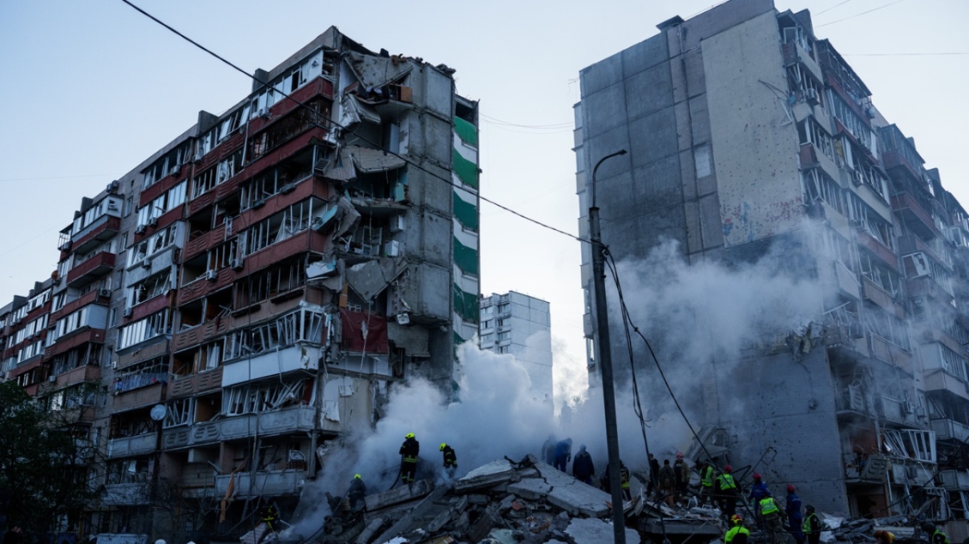 ΒΙΝΤΕΟ: Στους 21 οι νεκροί από τα ρωσικά αεροπορικά πλήγματα στο Κίεβο