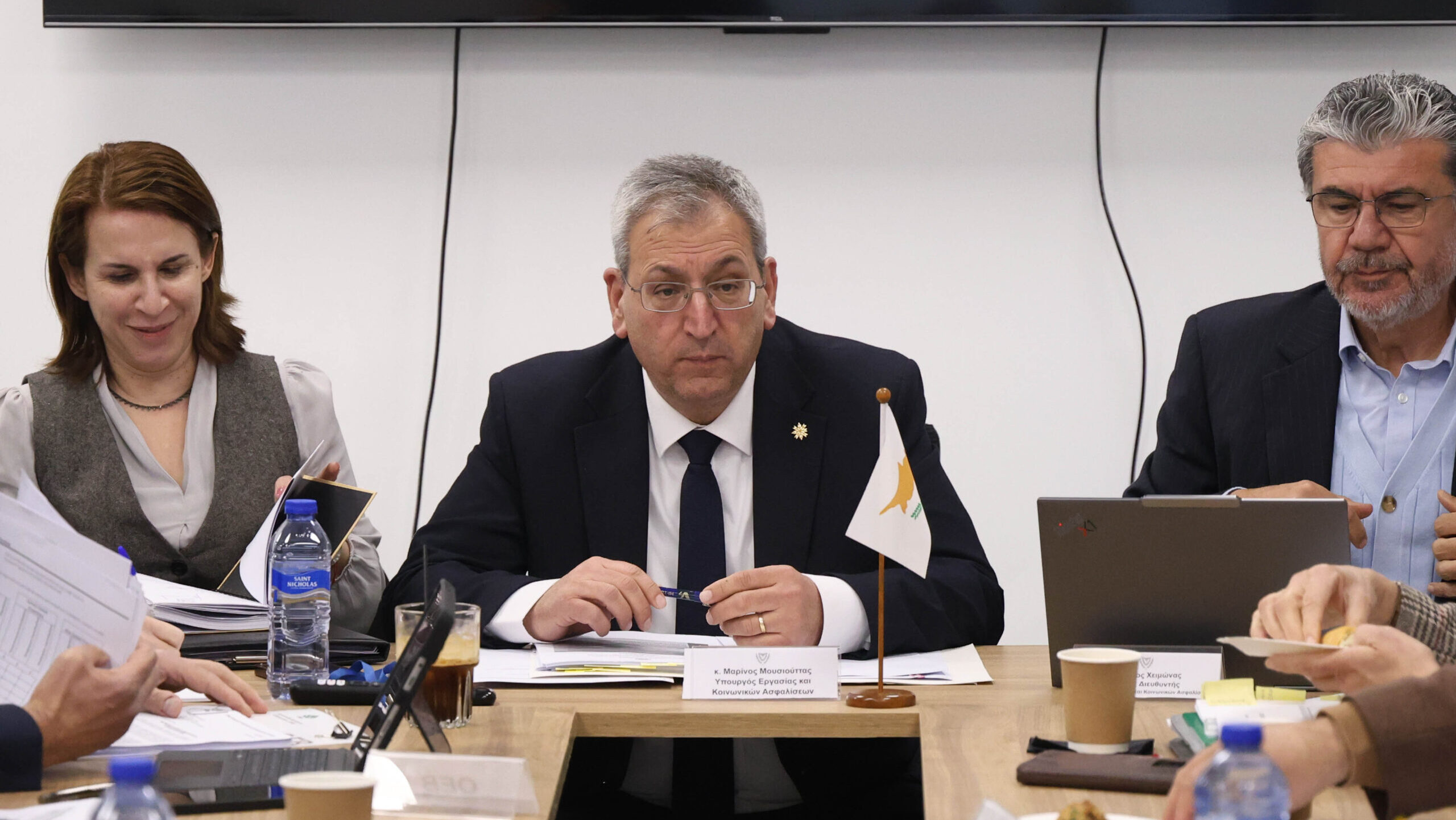 &Mu;&omicron;&upsilon;&sigma;&iota;&omicron;ύ&tau;&tau;&alpha;&sigmaf; &gamma;&iota;&alpha; &Delta;&Eta;&Pi;&Alpha;: &Pi;&rho;ώ&tau;&alpha; &alpha;&upsilon;&tau;&omicron;&kappa;&rho;&iota;&tau;&iota;&kappa;ή &sigma;&tau;&alpha; &lambda;ά&theta;&eta; &kappa;&alpha;&iota; &mu;&epsilon;&tau;ά &sigma;&upsilon;&mu;&pi;&epsilon;&rho;ά&sigma;&mu;&alpha;&tau;&alpha;