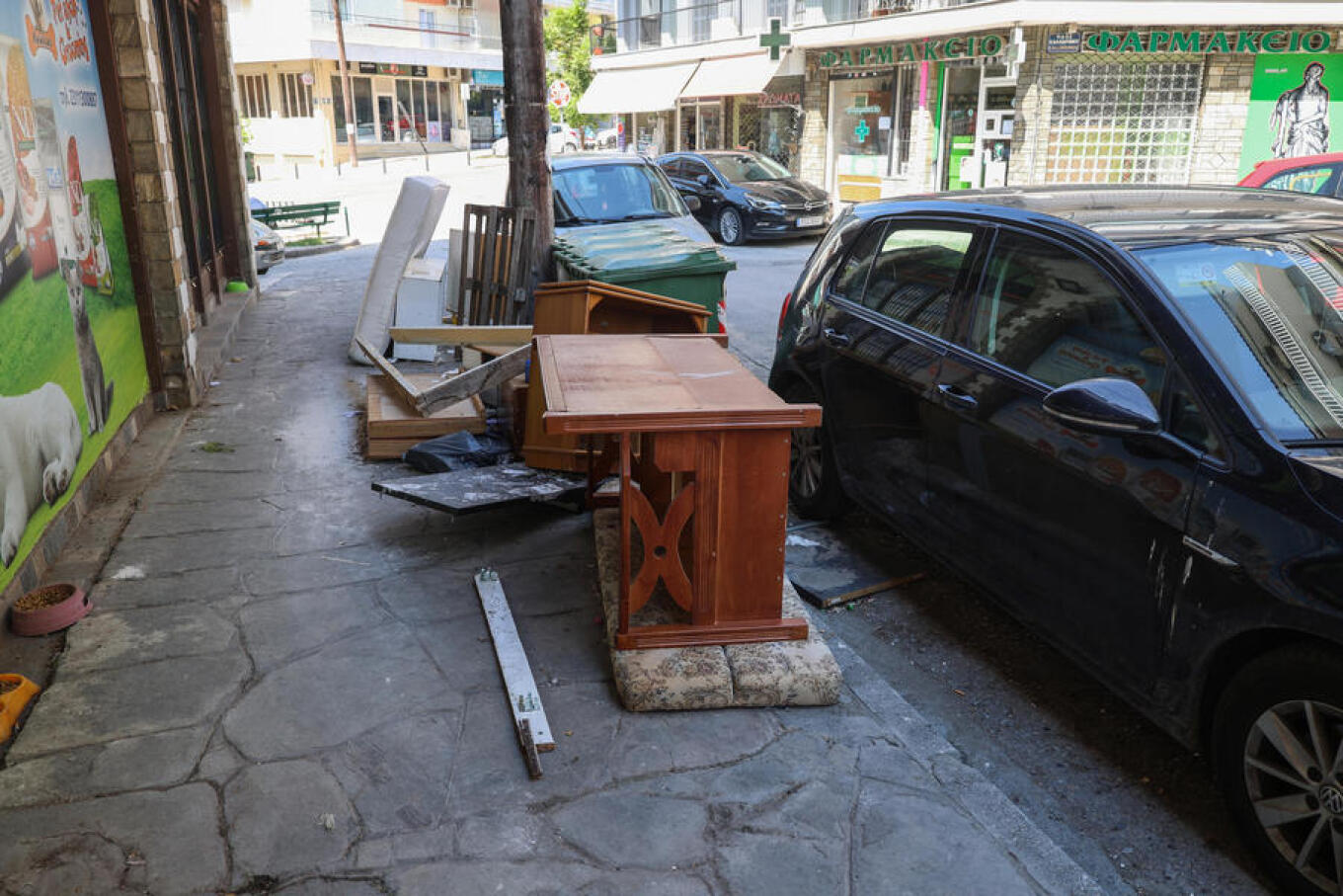 Από φέρετρο μέχρι… βάρκα στα σκουπίδια της Θεσσαλονίκης