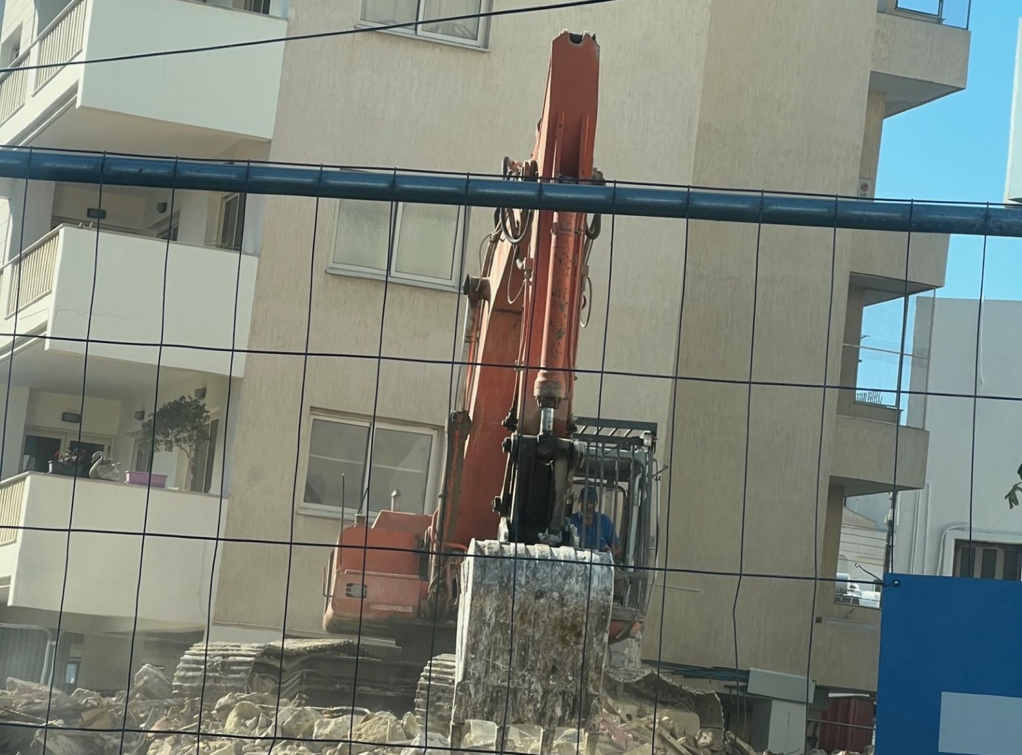 ΦΩΤΟ: Κατεδαφίστηκε η ετοιμόρροπη οικία που κατέρρευσε στη Λάρνακα, πρόστιμα έως €20.000