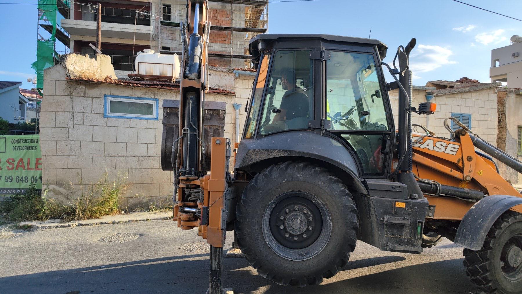 Κατάρρευση οροφής στη Λάρνακα: Έρευνες με ανιχνευτικούς σκύλους, απομακρύνουν μπάζα με εκσκαφέα (ΦΩΤΟ)
