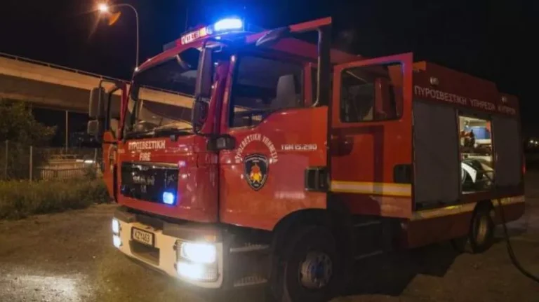 Γυναίκα εγκλωβίστηκε στο όχημά της μετά από τροχαίο, στο νοσοκομείο και ανήλικος