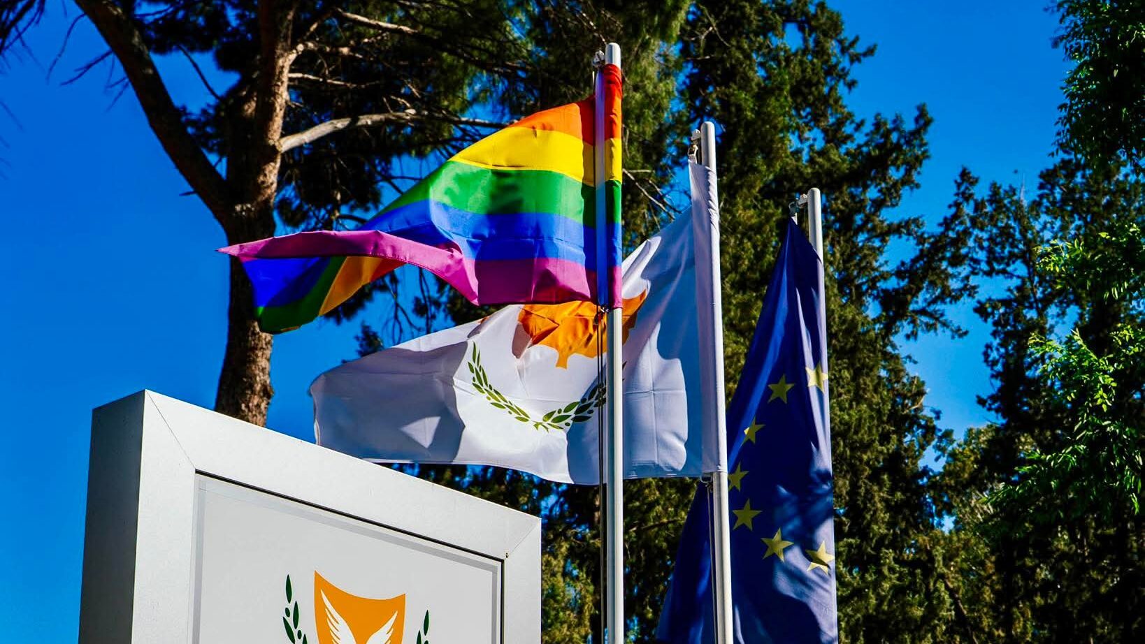«Απαράδεκτη εξίσωση»: Έξω φρενών ο Γεάδης για τη σημαία των ΛΟΑΤΚΙ+ στην Κομισιόν