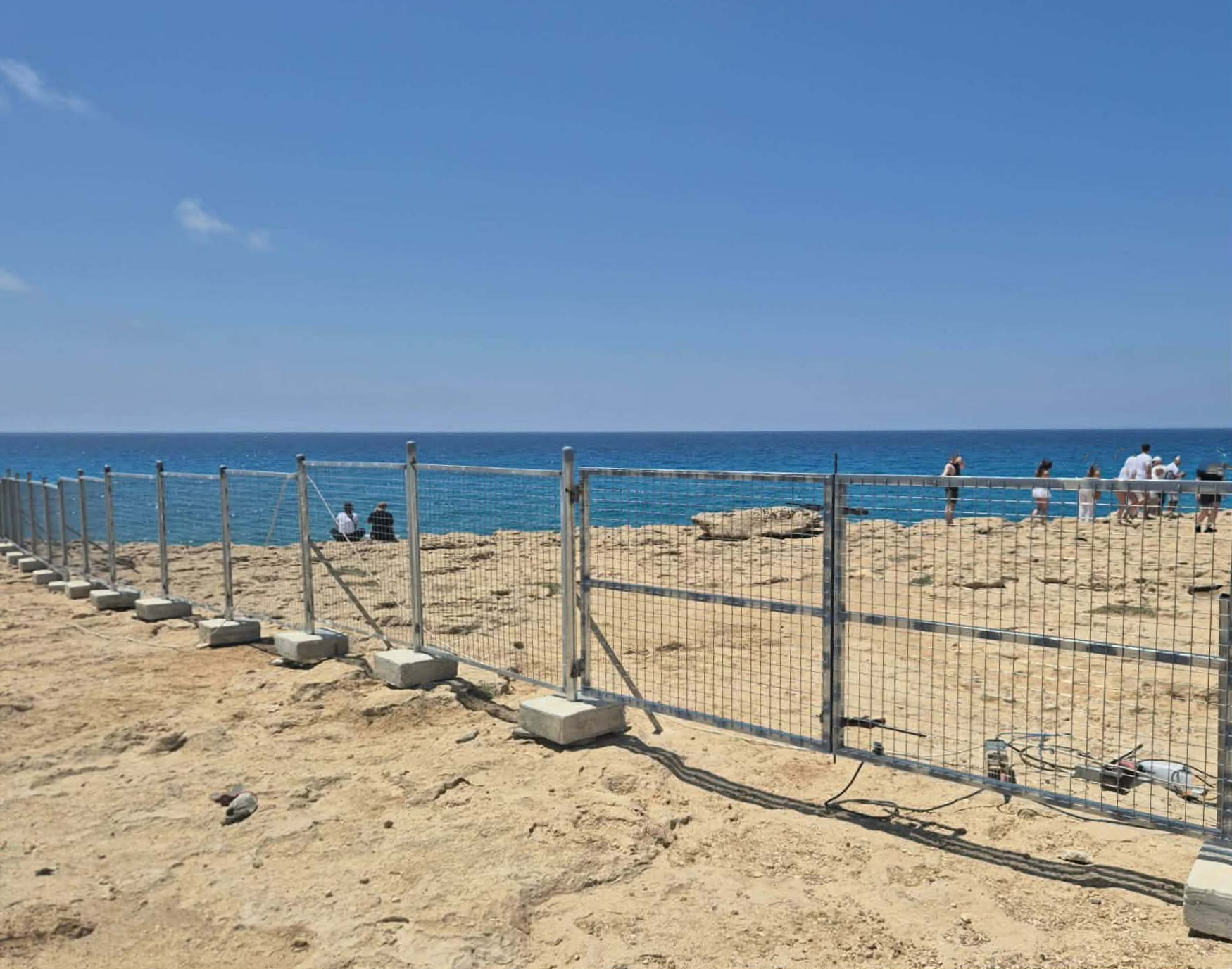 ΦΩΤΟ: Τέλος στις επικίνδυνες βουτιές στις Θαλασσινές Σπηλιές, τοποθετήθηκε περίφραξη στο Κάβο Γκρέκο