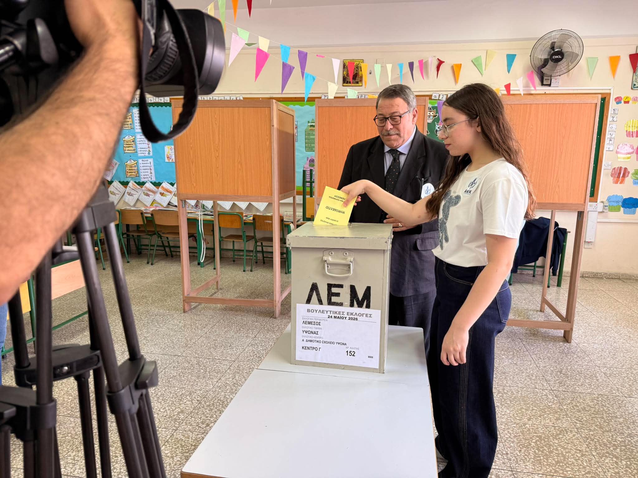 Έδωσε στην κόρη του το ψηφοδέλτιο για να το ρίξει στην κάλπη ο Αντρέας Θεμιστοκλέους