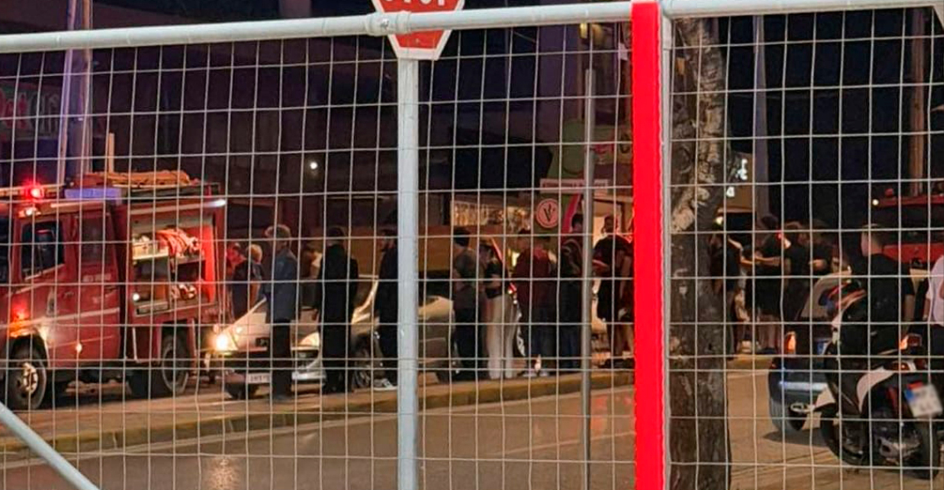 Αυτοκίνητο πέρασε στο αντίθετο ρεύμα και καρφώθηκε σε δέντρο στα Βριλήσσια, δύο τραυματίες