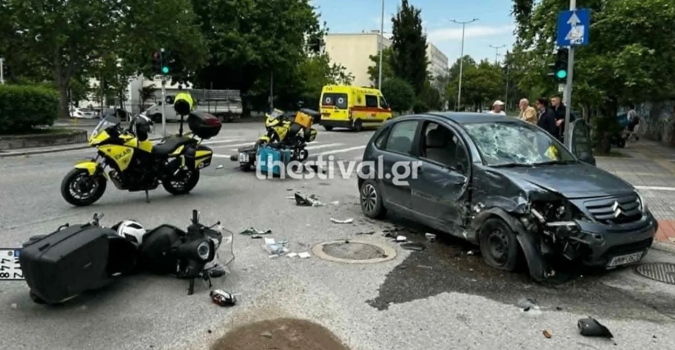 Σφοδρή σύγκρουση αυτοκινήτου με δύο μηχανές στη Θεσσαλονίκη, δύο σοβαρά τραυματίες στο νοσοκομείο
