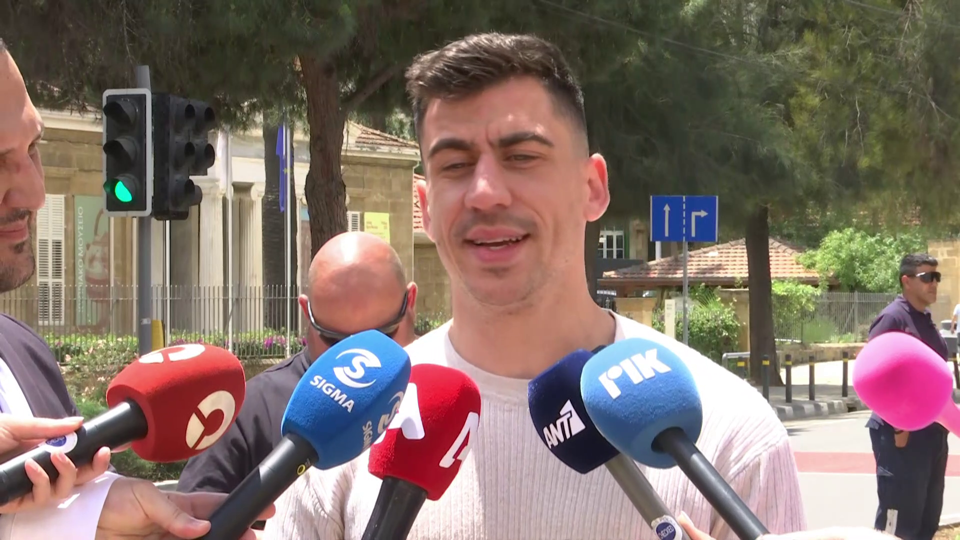 Ο Φειδίας απαντά: Γιατί αποφάσισε να κρατήσει την έδρα στην Ευρωβουλή και όχι στη Βουλή