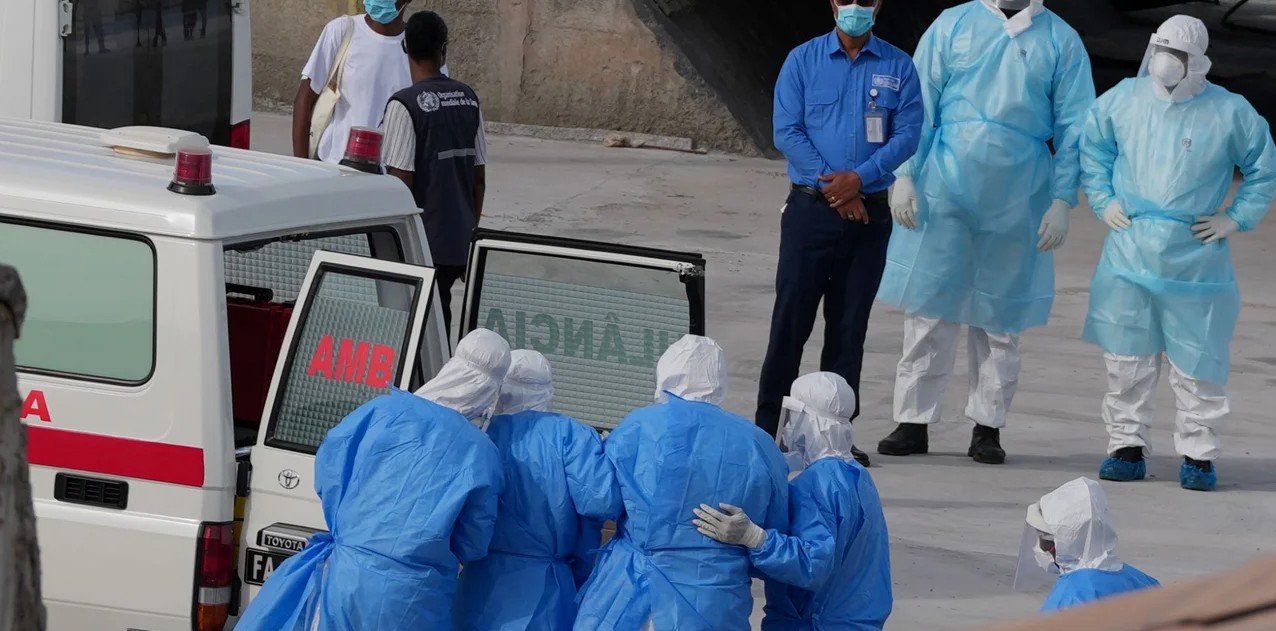 Θρίλερ με το κρουαζιερόπλοιο με κρούσματα χανταϊού: Άγνωστο πού θα καταπλεύσει, απομακρύνθηκαν ασθενείς (ΦΩΤΟ)