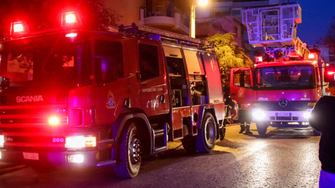 Αστυνομικοί έσωσαν μητέρα και τρία παιδιά από φλεγόμενο σπίτι στη Θεσσαλονίκη