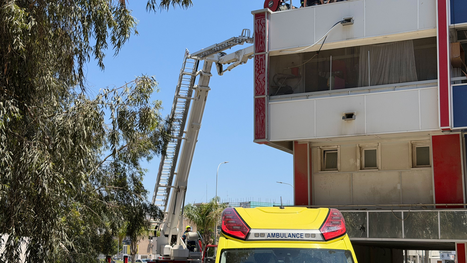 ΒΙΝΤΕΟ: 19 συλλήψεις στην επεισοδιακή επιχείρηση της ΥΑΜ, κρίσιμα ο ένας αλλοδαπός που πήδηξε από το μπαλκόνι