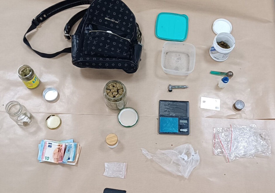 &Phi;&Omega;&Tau;&Omicron;: &Chi;&epsilon;&iota;&rho;&omicron;&pi;έ&delta;&epsilon;&sigmaf; &sigma;&epsilon; ά&nu;&tau;&rho;&alpha; &kappa;&alpha;&iota; &gamma;&upsilon;&nu;&alpha;ί&kappa;&alpha; &mu;&epsilon;&tau;ά &alpha;&pi;ό &laquo;&nu;&tau;&omicron;&upsilon;&raquo; &tau;&eta;&sigmaf; &Upsilon;&Kappa;&Alpha;&Nu; &sigma;&tau;&omicron; &sigma;&pi;ί&tau;&iota; &tau;&omicron;&upsilon;&sigmaf;, &epsilon;&nu;&tau;&omicron;&pi;ί&sigma;&tau;&eta;&kappa;&alpha;&nu; &nu;&alpha;&rho;&kappa;&omega;&tau;&iota;&kappa;ά