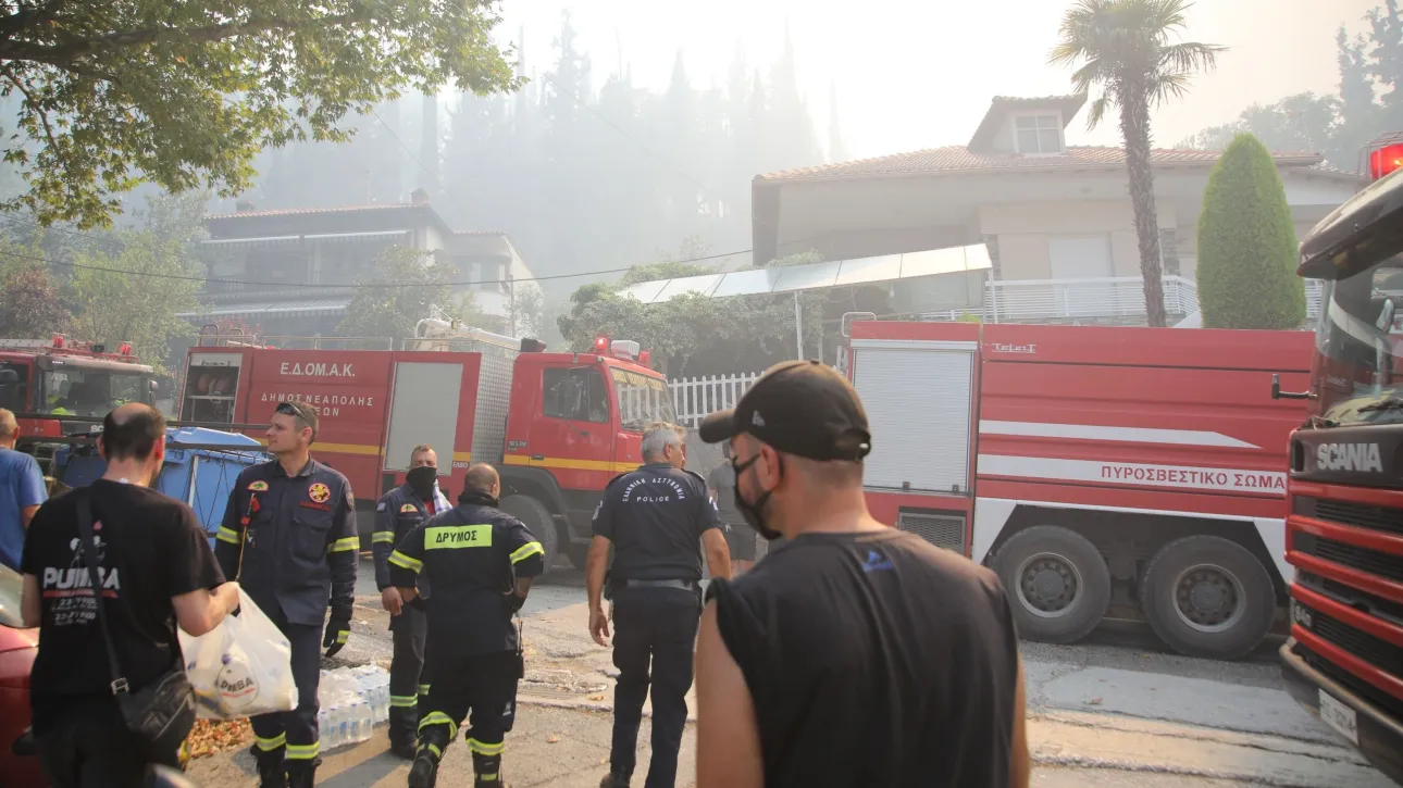 Πυρκαγιά στο Δερβένι: Βρέθηκε σορός άνδρα στο δάσος, απεγκλωβίστηκε γυναίκα